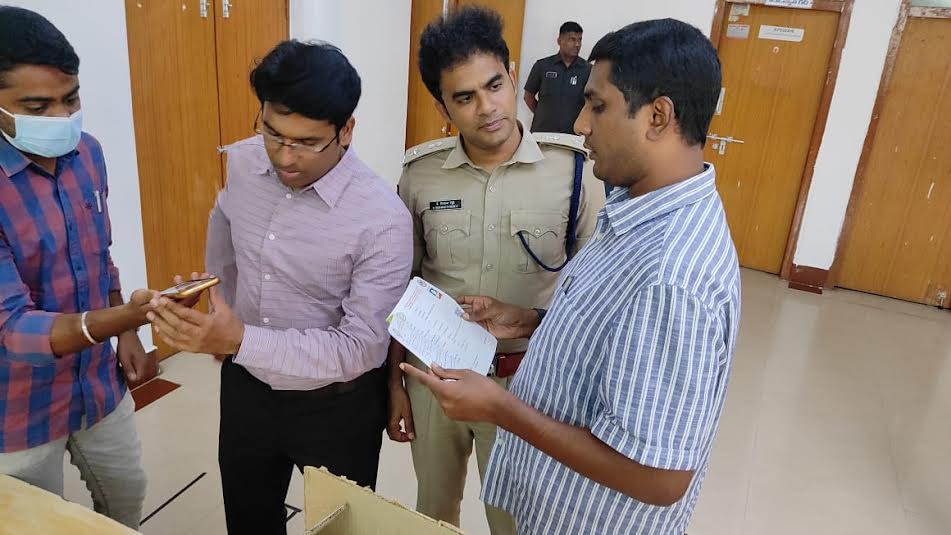 భూ హక్కుపత్రాలను పరిశీలిస్తున్న కలెక్టర్‌