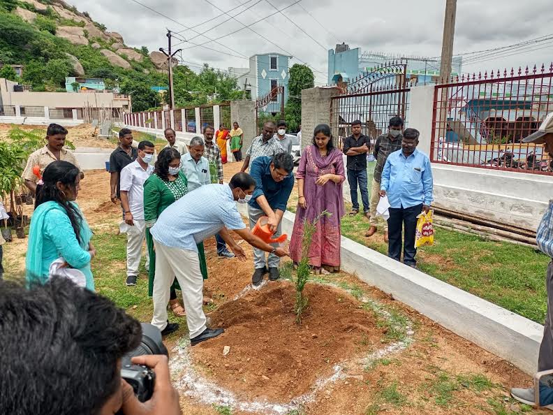 జిల్లా కలెక్టర్‌ ఈ పార్కులో పలు మొక్కలను నాటారు
