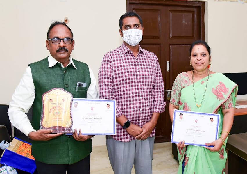 అవార్డు గ్రహీతలను అభినందించిన కలెక్టర్‌