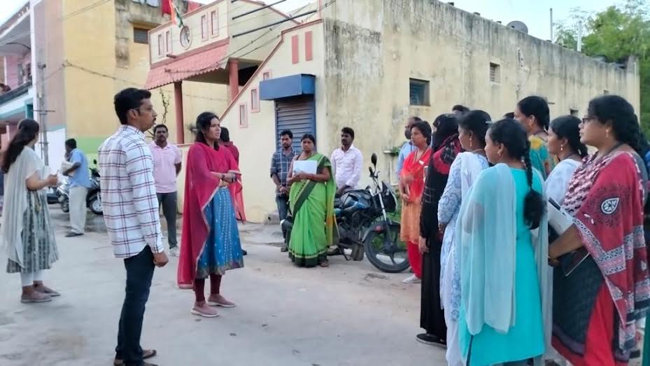 ప్రజలకు సీజనల్‌ వ్యాధులపై అవగాహన కల్పింస్తున్న కమిషనర్‌ అరుణ