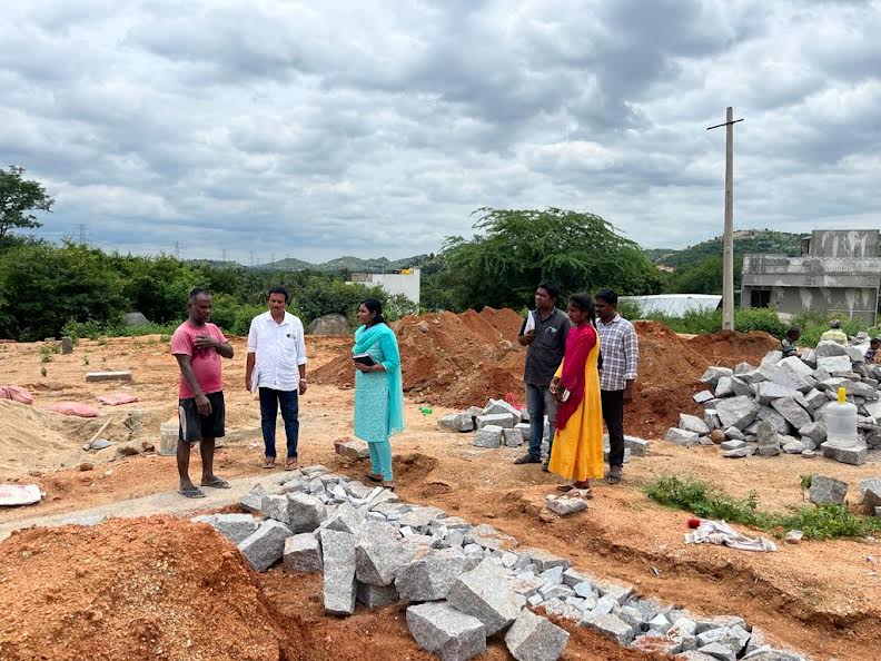 ఇళ్ల నిర్మాణాలను పరిశీలిస్తున్న కమిషనర్‌ అరుణ