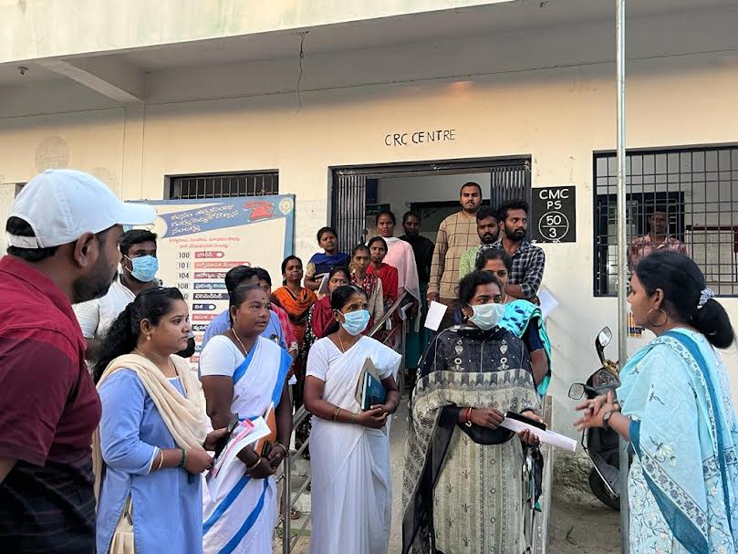 పిహెచ్‌సి వద్ద సిబ్బందితో మాట్లాడుతున్న కమిషనర్‌