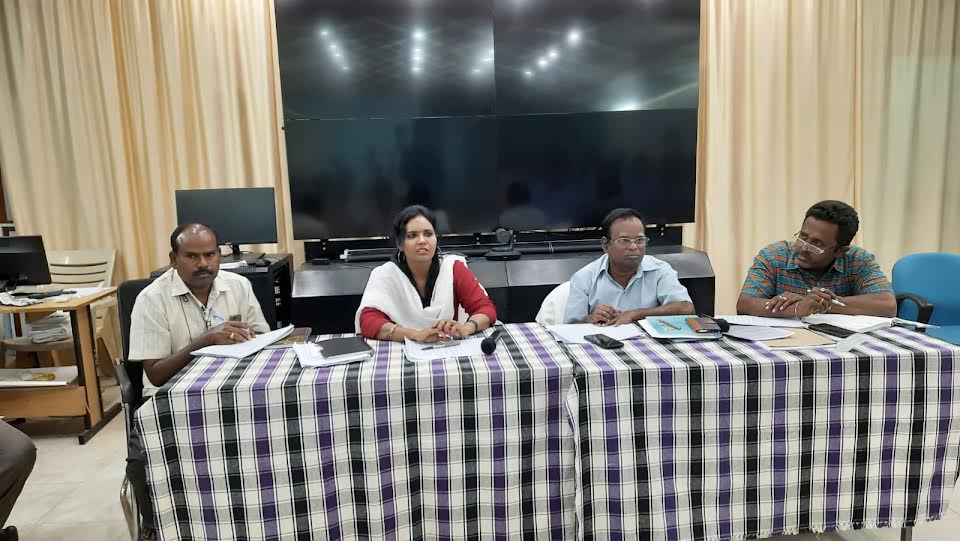 పన్నుల వసూళ్లపై అధికారులు మాట్లాడుతున్న కమిషనర్‌ అరుణ