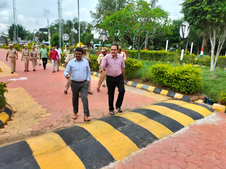 డ్రైవింగ్‌ ట్రాక్‌ను పరిశీలిస్తున్న రాష్ట్ర రోడ్డు రవాణా సంస్థ కమిషనర్‌ రాజాబాబు
