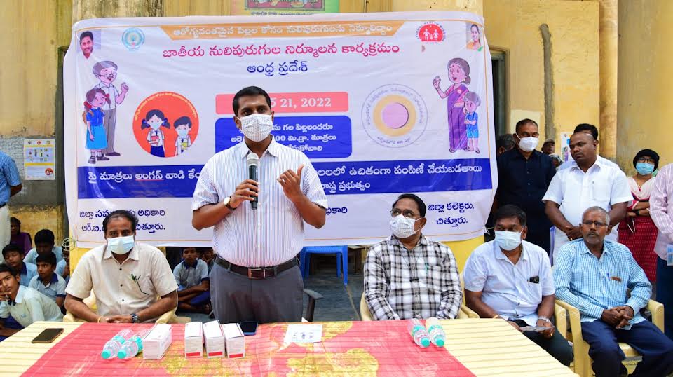 సమావేశంలో మాట్లాడుతున్న జిల్లా కలెక్టర్‌