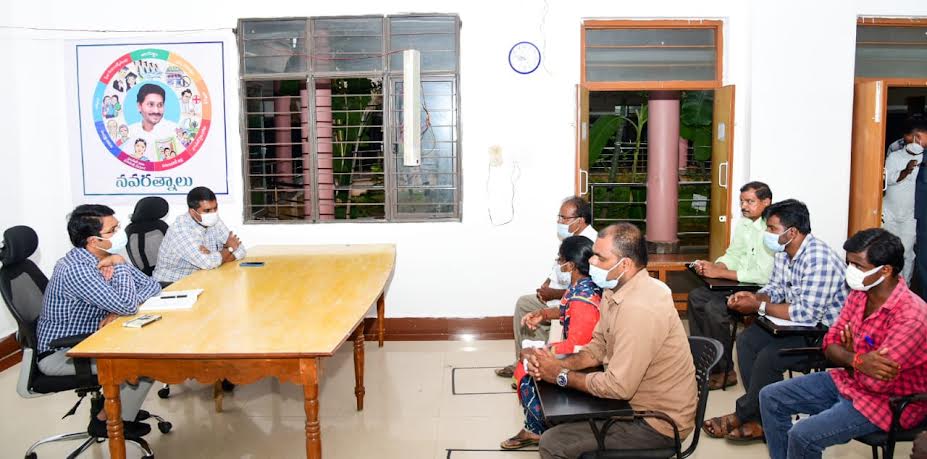 రైతు కుటుంబసభ్యులతో మాట్లాడుతున్న కలెక్టర్‌, జెసి