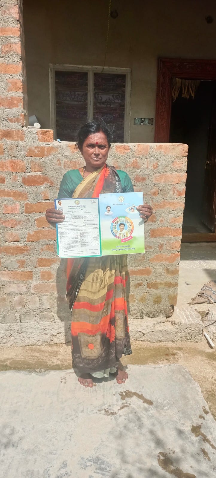 కట్టిన ఇంటి ముందు పార్వతమ్మ (ఫైల్‌ఫొటో)