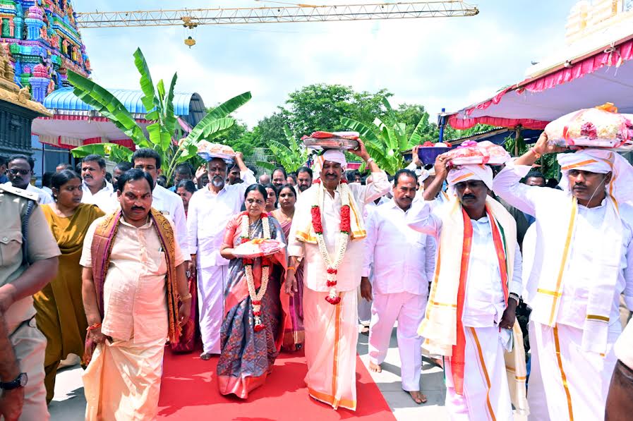 పట్టువస్త్రాలు సమర్పించిన మంత్రి పెద్దిరెడ్డి