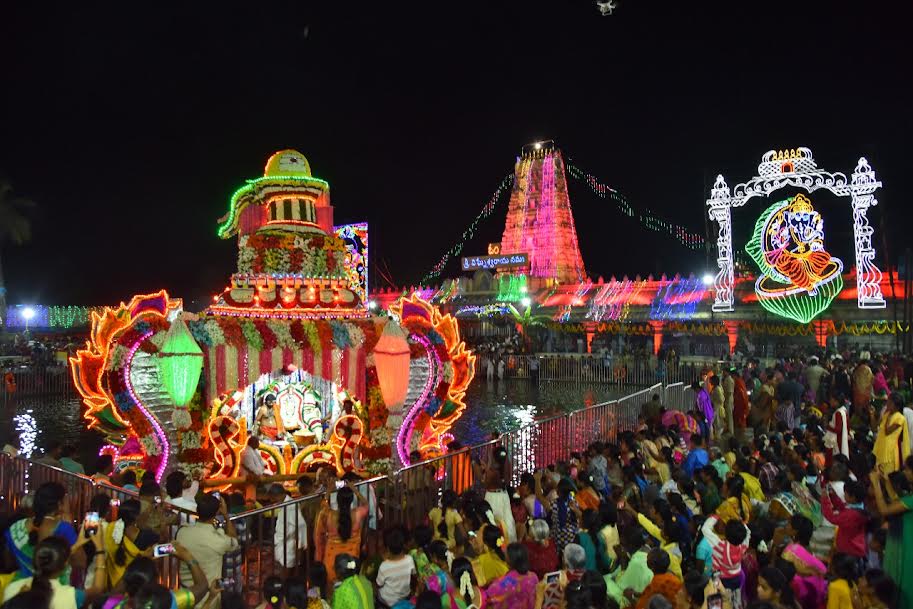 తెప్పోత్సవంలో వరసిద్ధుని విహారం