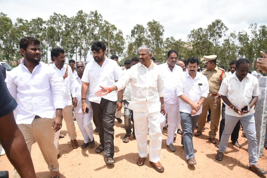 ముఖ్యమంత్రి పర్యటనలో భాగంగా బహిరంగసభ స్థల పరిశీలన చేస్తున్న పెద్దిరెడ్డి