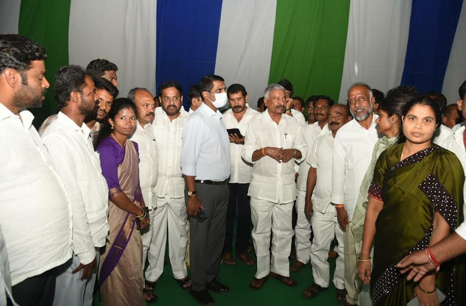 ముఖ్యమంత్రి పర్యటన ఏర్పాట్ల పరిశీలిస్తున్న డిప్యూటి సిఎం, మంత్రులు, ఎంపిలు, ఎమ్మెల్యేలు, కలెక్టర్‌