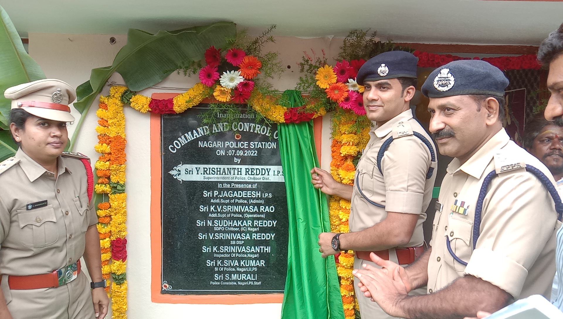 సిసి కెమెరాల ప్రత్యేక క్యాబిన్‌ను ప్రారంభిస్తున్న జిల్లా ఎస్పీ రిషాంత్‌ రెడ్డి