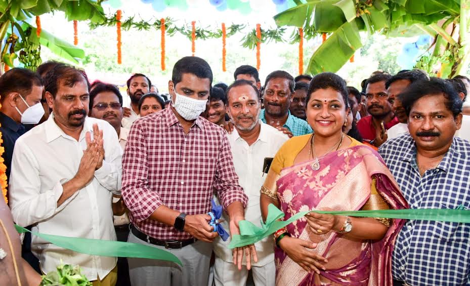 అర్బన్‌ ప్రైమరీ హెల్త్‌ సెంటర్‌ను ప్రారంభిస్తున్న మంత్రి రోజా, కలెక్టర్‌ హరినారాయణన్‌