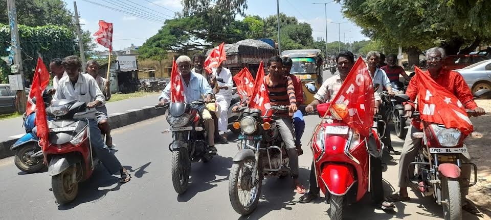 పలమనేరులో బైక్‌ ర్యాలీ నిర్వహిస్తున్న సిపిఎం నాయకులు