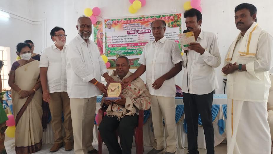 పలమనేరు బాలాజీని సన్మానిస్తున్న రచయిత సంఘం నాయకులు