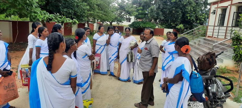 ఆశాలతో మాట్లాడుతున్న సిఐటియు జిల్లా ప్రధాన కార్యదర్శి పి.చైతన్య