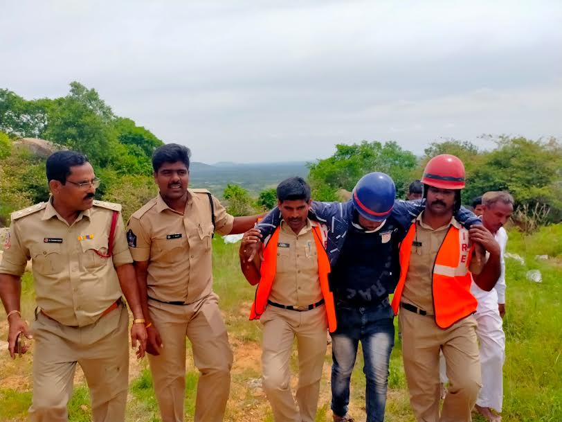 లోయ నుంచి బయటకు తీసుకొస్తున్న దృశ్యం