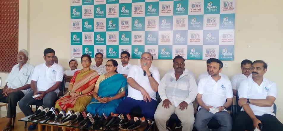 విలేకర్ల సమావేశంలో మాట్లాడుతున్న అపోలో డైరెక్టర్‌ నరోత్తమరెడ్డి