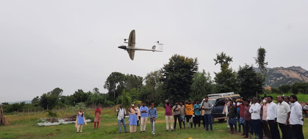 చిత్తూరు రెవెన్యూ డివిజన్‌ పరిధిలో డ్రోన్‌ సాయంతో గ్రామాల్లో రీసర్వే చేస్తున్న అధికారులు
