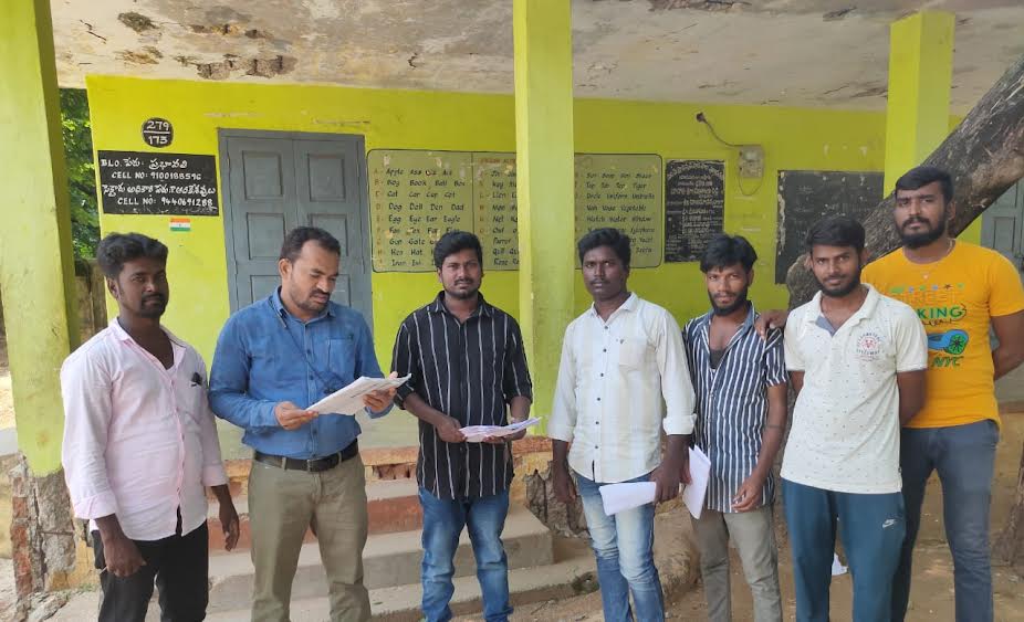 ఆధార్‌తో ఓటర్‌ కార్డు అనుసంధానం గురించి మాట్లాడుతున్న తహశీల్దార్‌