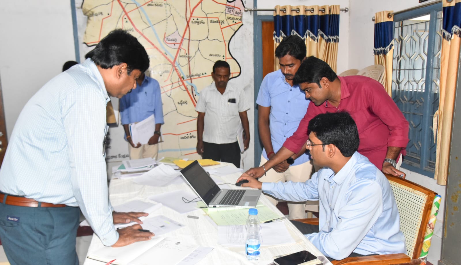 రీ సర్వే రికార్డులను పరిశీలిస్తున్న జాయింట్‌ కలెక్టర్‌ వెంకటేశ్వర్లు