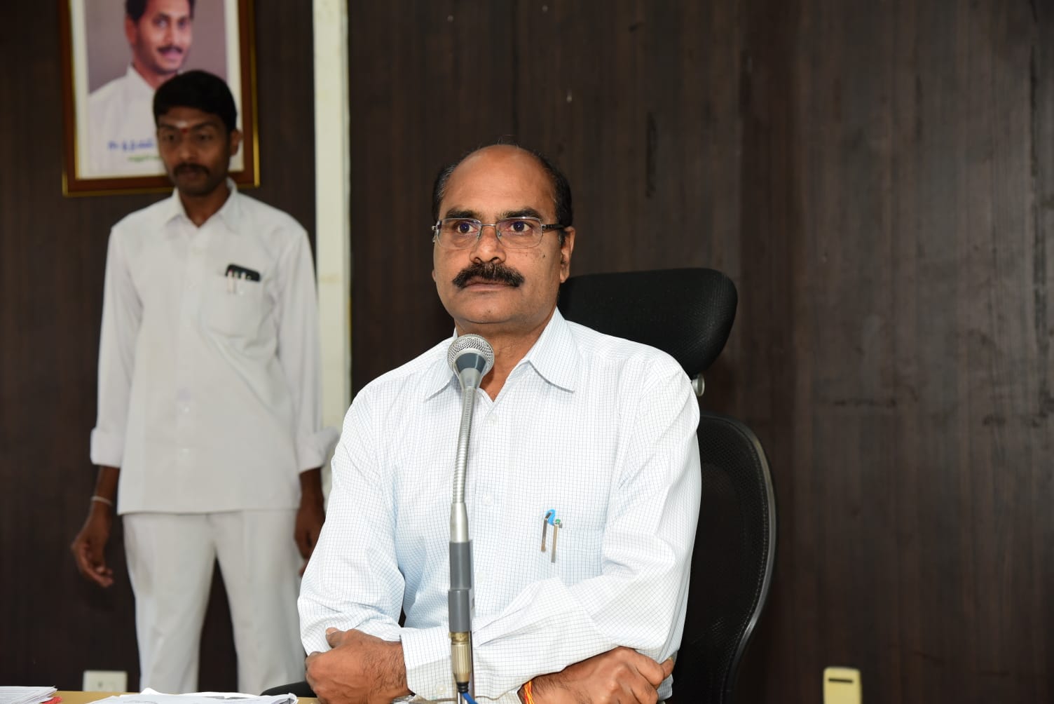 ఎంఎల్‌సీ ఓటర్ల నమోదుపై అధికారులతో సమీక్షిస్తున్న డిఆర్‌ఒ