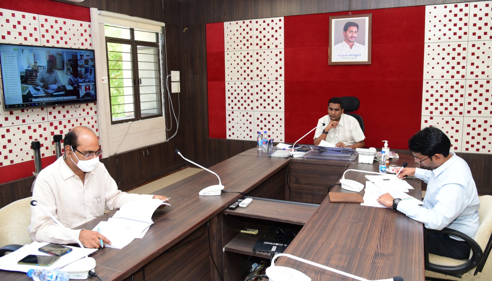 వీడియో కాన్పెరెన్స్‌లో మాట్లాడుతున్న జిల్లా కలెక్టర్‌ హరినారాయణన్‌