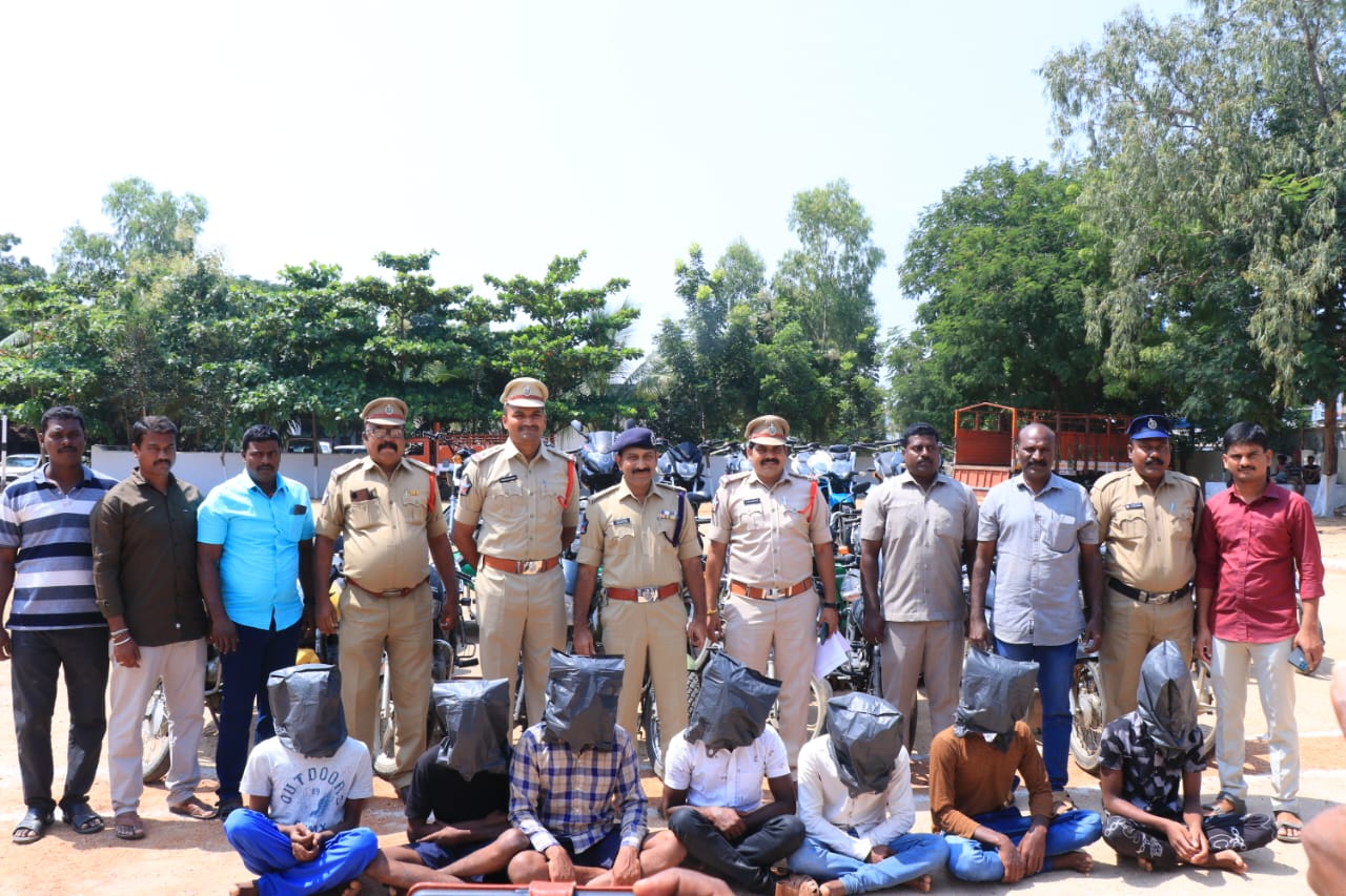 అంతరాష్ట్ర దొంగలను చూపుతున్న డీఎస్పీ సుధాకర్‌ రెడ్డి