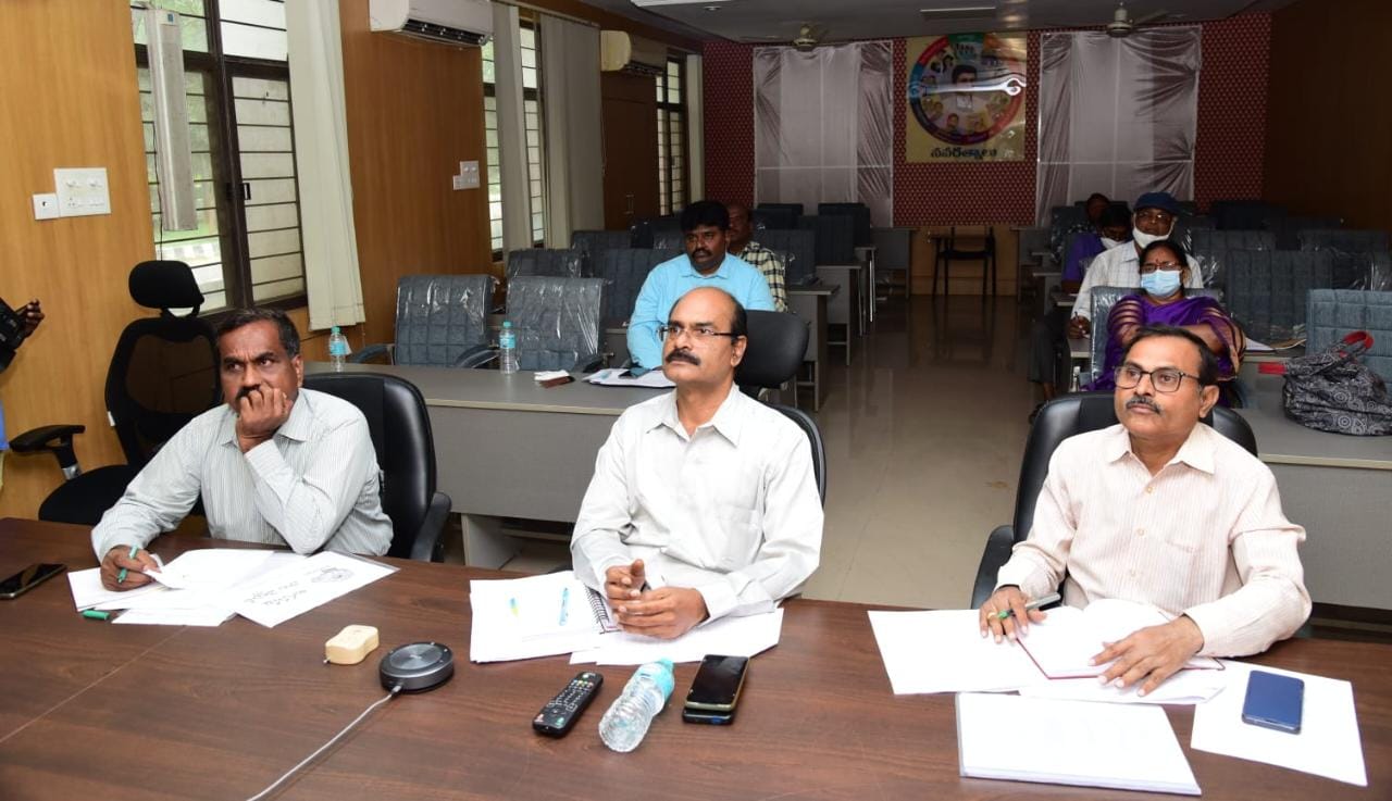 వీడియో కాన్ఫెరెన్స్‌లో మాట్లాడుతున్న డిఆర్‌ఓ రాజశేఖర్‌