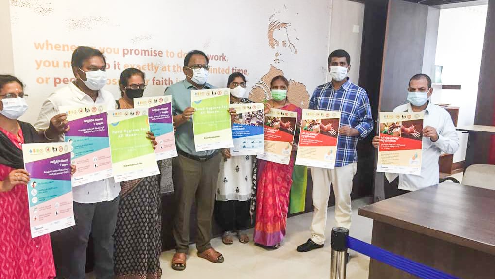 గ్లోబల్‌ హ్యాండ్‌ వాషింగ్‌డే పోస్టుర్‌ విడుదల చేస్తున్న కలెక్టర్‌