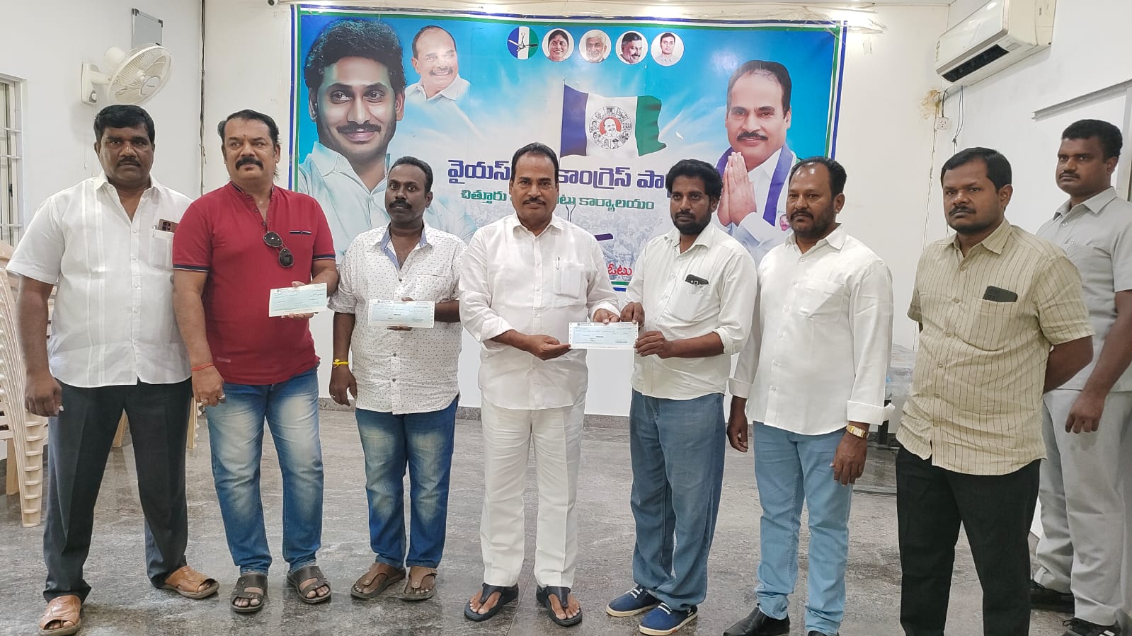 చెక్కులు పంపిణీ చేస్తున్న ఎంఎల్‌ఏ ఆరణి శ్రీనివాసులు
