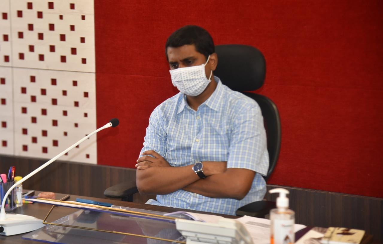 వీడియో కాన్పెరెన్స్‌లో మాట్లాడుతున్న జిల్లా కలెక్టర్‌