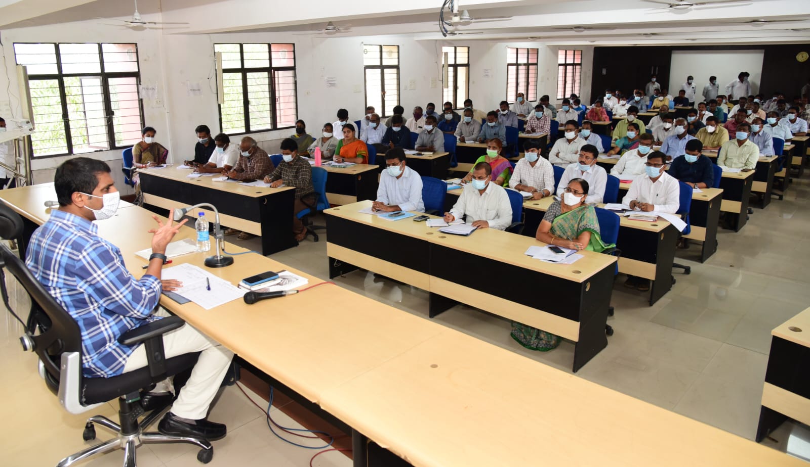 రోడ్డు భద్రత జిల్లా కమిటీ సమావేశంలో మాట్లాడుతున్న కలెక్టర్‌ హరినారాయణ్‌