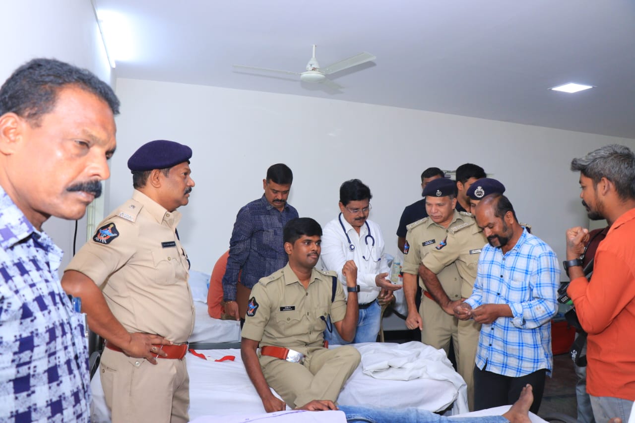 రక్తదానం చేస్తున్న అడిషనల్‌ ఎస్పీ జగదీష్‌
