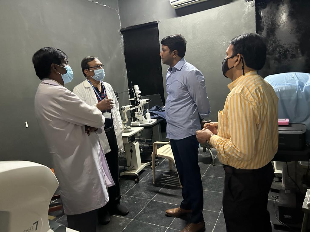 ఎఆర్‌టి సెంటర్‌ను పరిశీలిస్తున్న డైరెక్టర్‌ నవీన్‌కుమార్‌