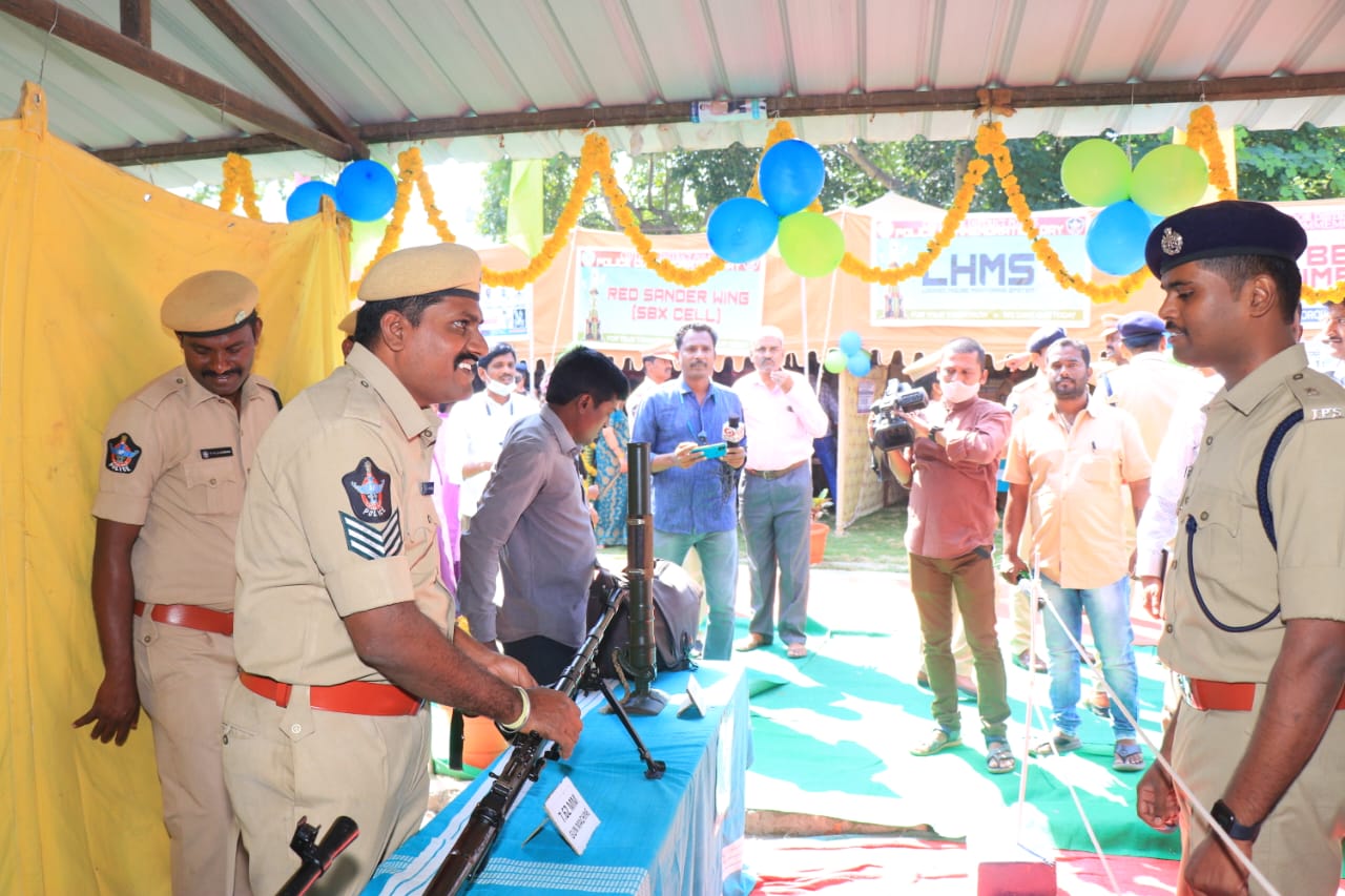 ఆయుధాల ప్రదర్శనను తిలకిస్తున్న అడిషనల్‌ ఎస్పీ జగదీష్‌,