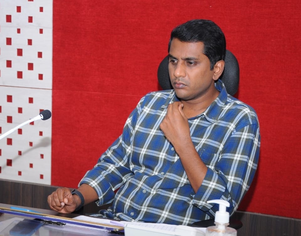 వీడియో కాన్ఫెరెన్స్‌లో మాట్లాడుతున్న కలెక్టర్‌ హరినారాయణన్‌