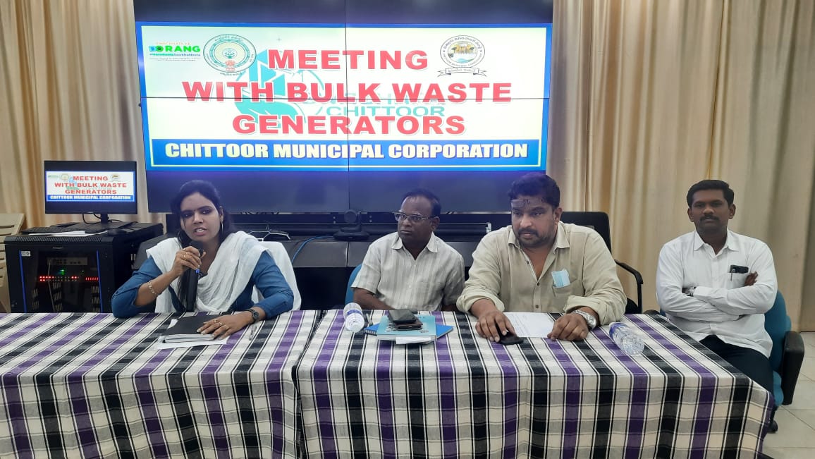 కంపోస్టు విధానంపై దుకాణాల యజమానులతో మాట్లాడుతున్నకమిషనర్‌