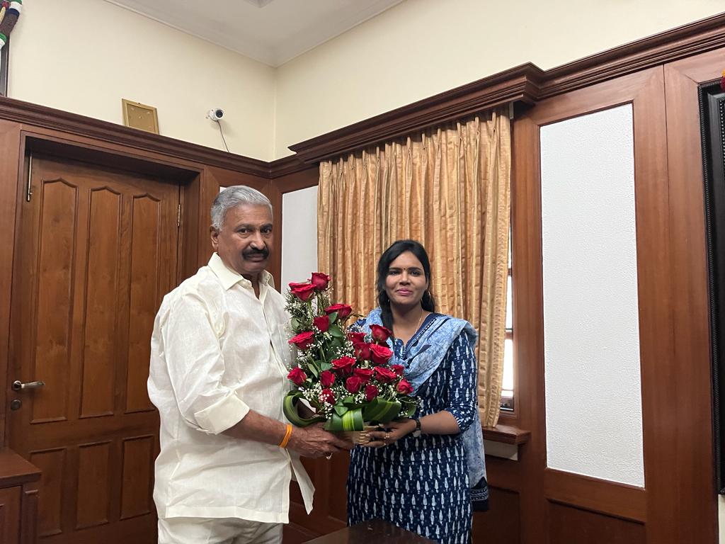 మంత్రి పెద్దిరెడ్డికి పుష్పగుచ్ఛం అందిస్తున్న నగర కమిషనర్‌ అరుణ