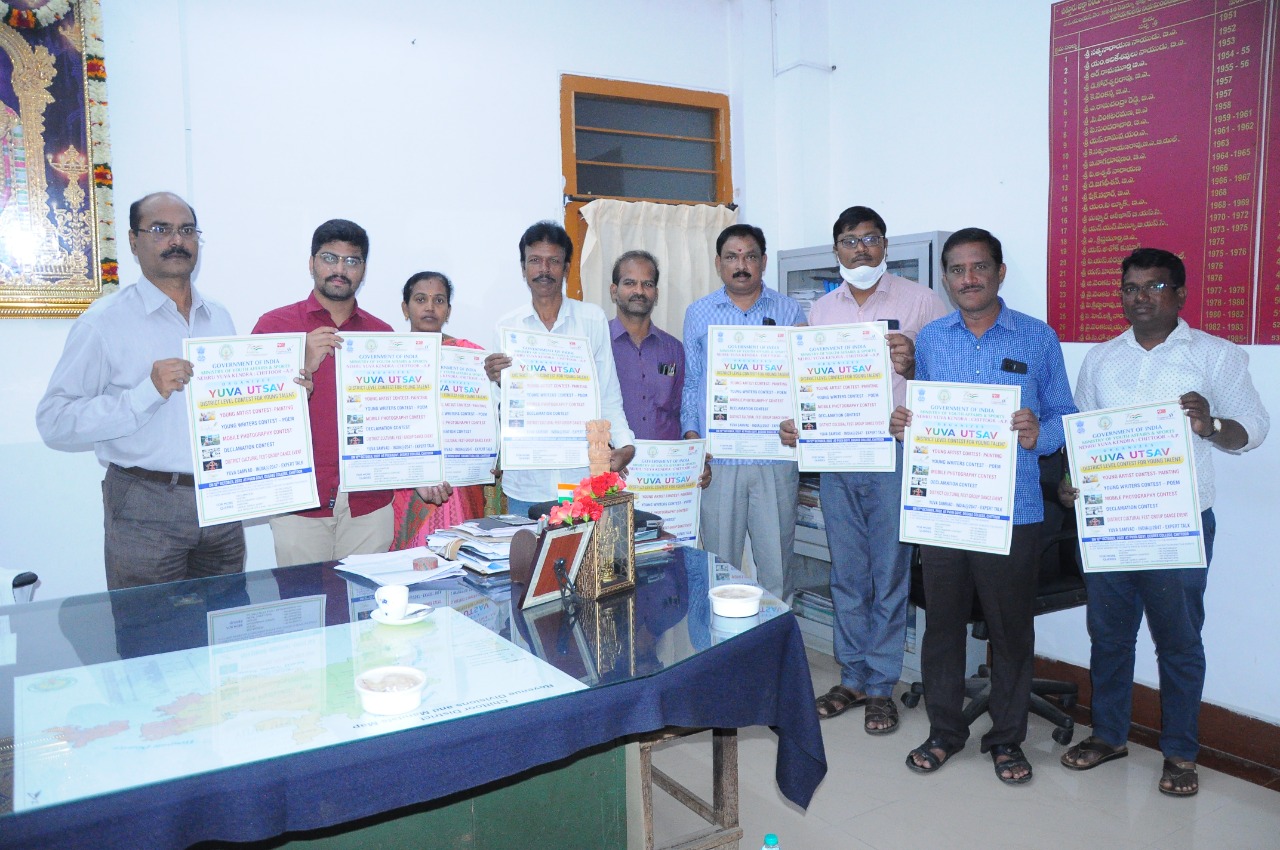 యువజనోత్సవాల పోస్టుర్లు ఆవిష్కరిస్తున్న డిఆర్‌ఒ రాజశేఖర్‌