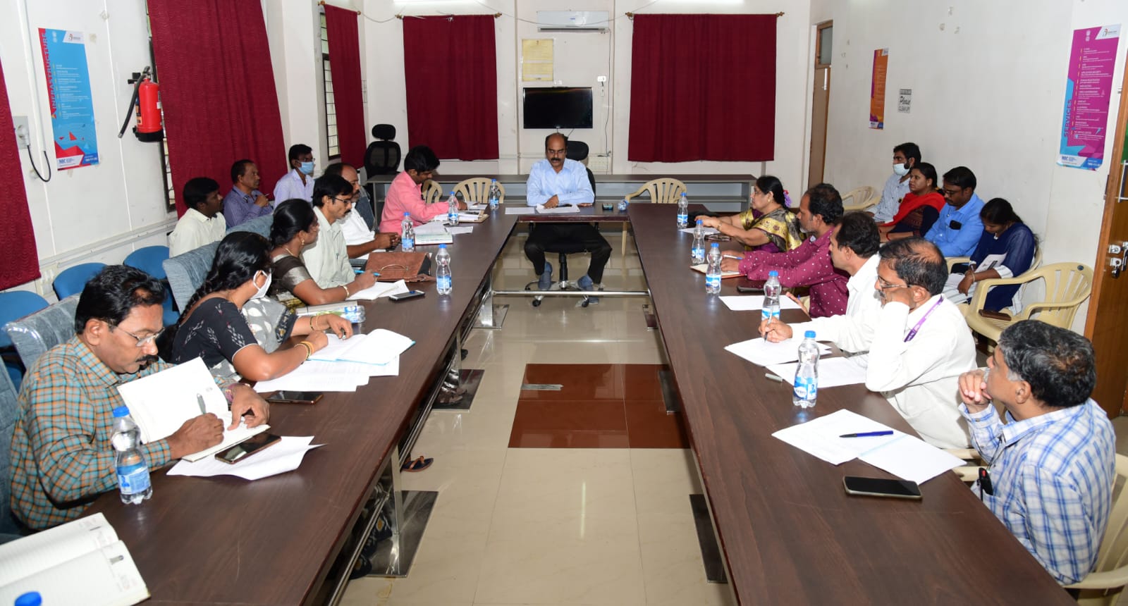 విద్యాదీవెనపై అధికార్లతో సమీక్షిస్తున్న డిఆర్‌ఒ రాజశేఖర్‌