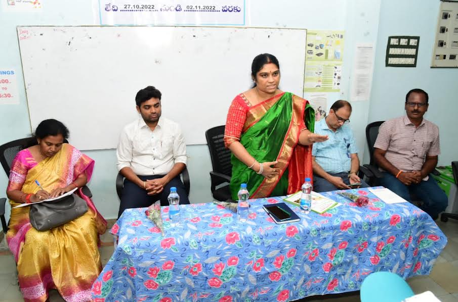 శిక్షణా కార్యక్రమంలో మాట్లాడుత్ను డిఆర్‌డిఏ పీడీ తులసి