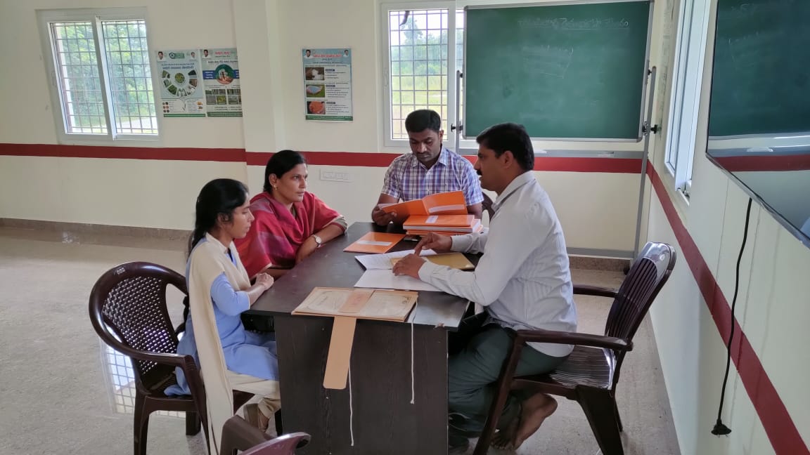 ఆర్‌బికె కేంద్రాన్ని తనిఖీ చేస్తున్న విజిలెన్స్‌ అండ్‌ ఎన్‌ఫోర్సుమెంట్‌ అధికారి ఈశ్వరరెడ్డి