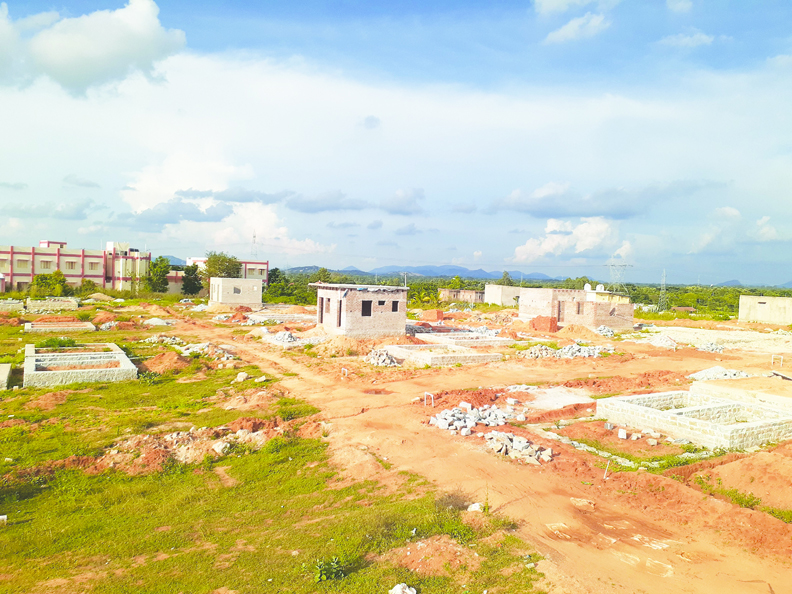 కాలనీల్లో బేస్‌మెంట్‌ కన్నా తక్కువగా ఉన్న ఇళ్లు