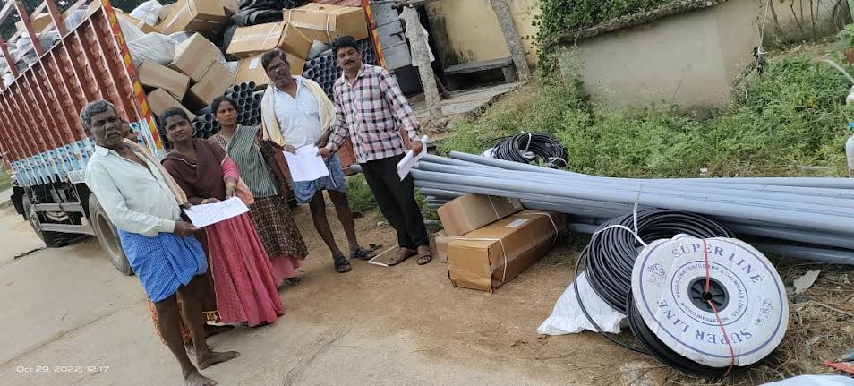 రైతుకు డ్రిప్‌ పరికరాలు అందజేస్తన్న ఆర్‌బికె అధికారులు
