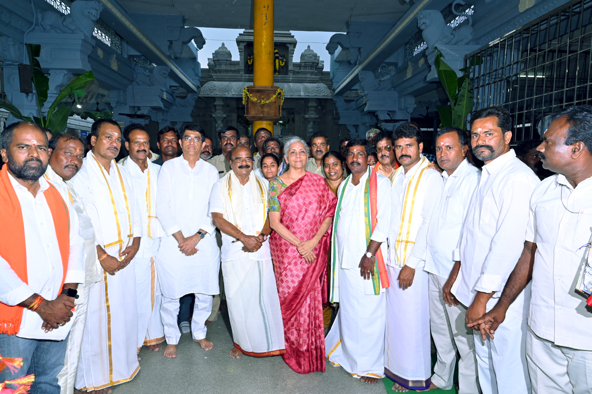 వరసిద్దుని దర్శించుకున్న నిర్మలా సీతారామన్‌