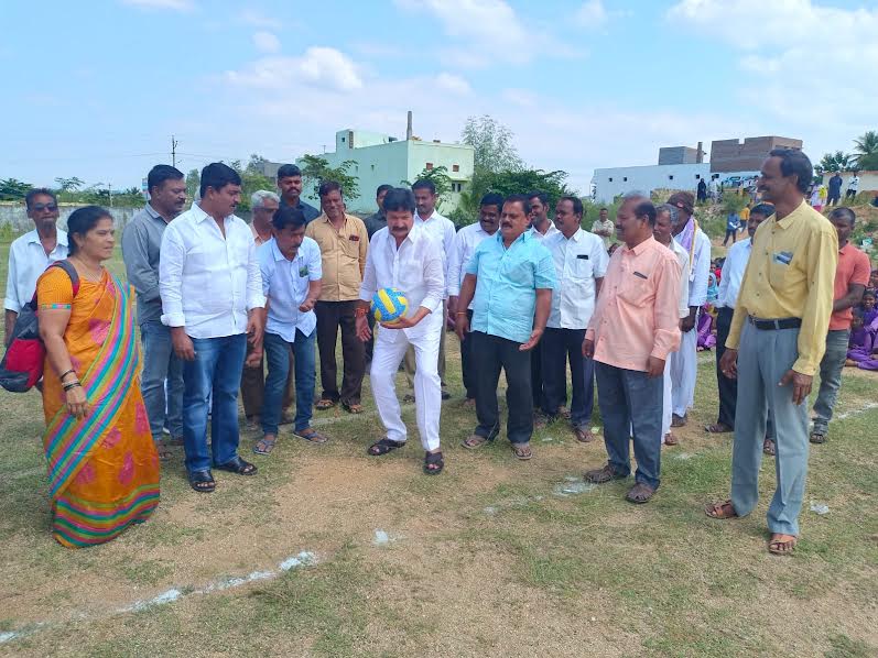 వాలీబాల్‌ పోటీలను ప్రారంభిస్తున్న ఎమ్మెల్యే ద్వారకనాథరెడ్డి