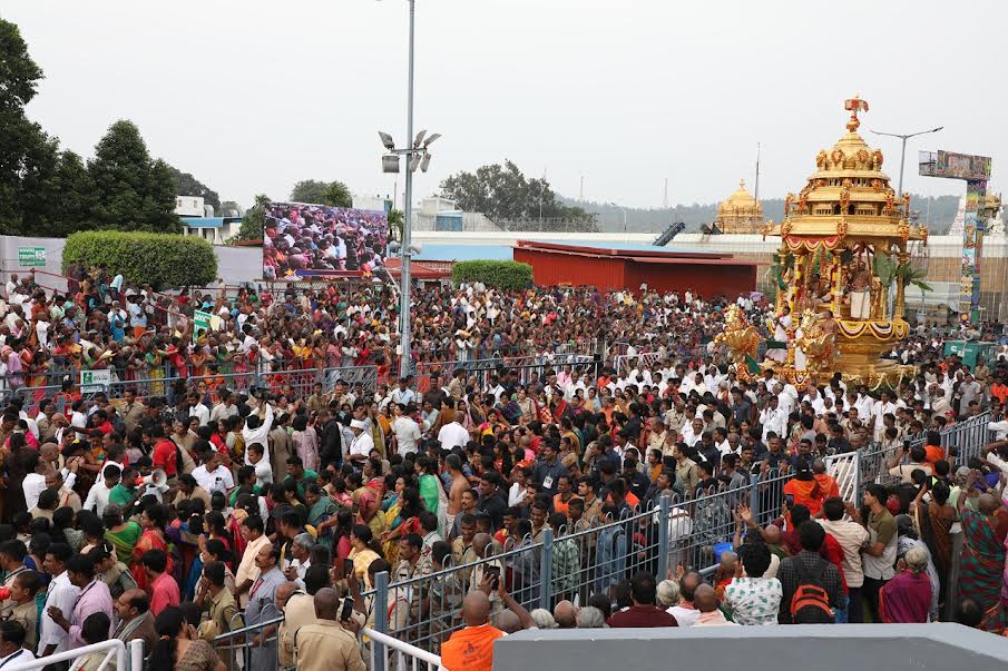 స్వర్ణరథంపై వేంకటాద్రీశుడి విహారం