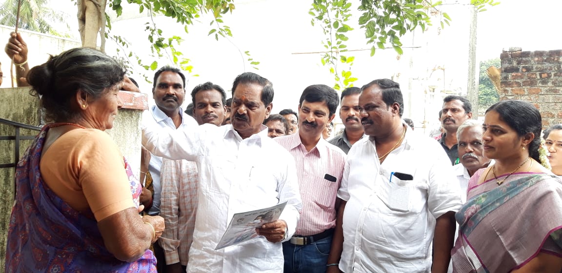 ముసలయ్యగారిపల్లిలో పర్యటిస్తున్న డిప్యూటీ సీఎం నారాయణస్వామి