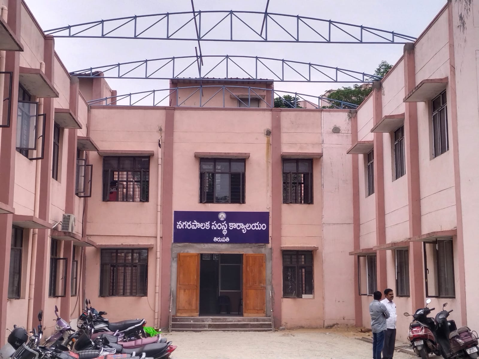 బీరువాలు పెట్టుకోడానికి స్థల కొరత వాహనాల పార్కింగ్‌కూ ఇబ్బందే